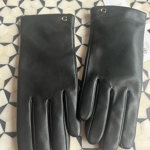 COACH WOMEN’S TECH GLOVES. NWT